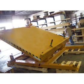 the hydraulic tilt table includes up to a 45 or 90 degree tilt.